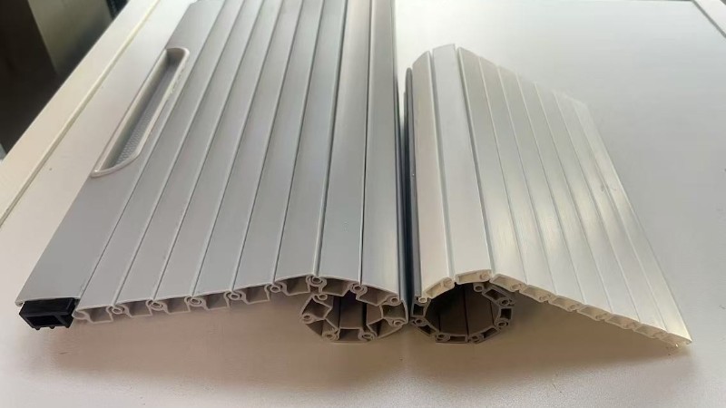 木紋色PVC塑料卷簾門(mén)是一種具有木紋外觀(guān)的卷簾門(mén)